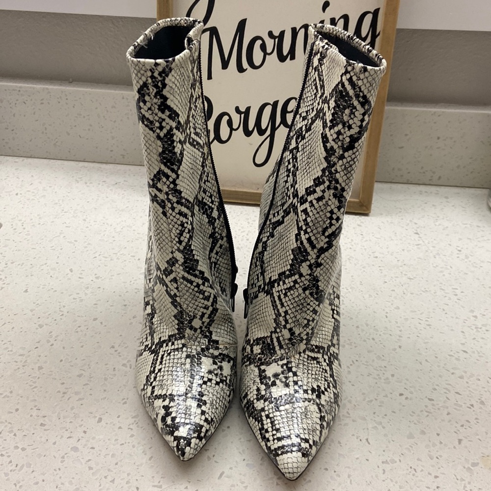 CUTE Snakeskin booties *Steve Madden*
